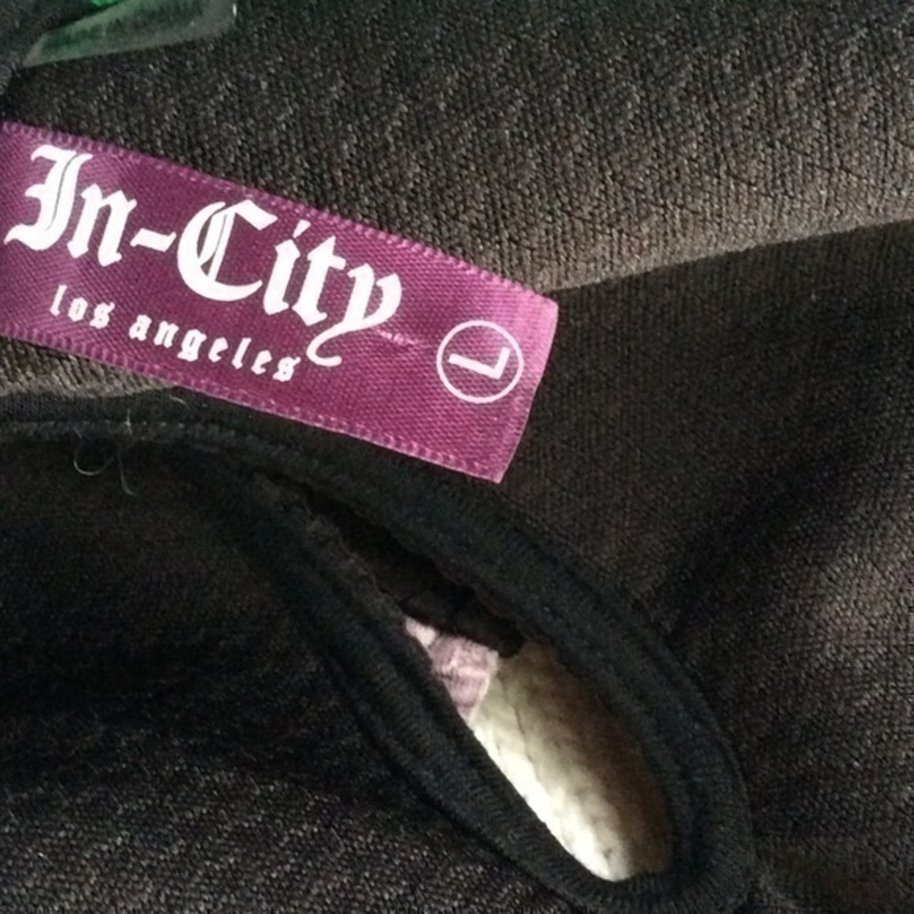 In-City Baroque Gold Status Print Shell Top - Picture 5 of 8